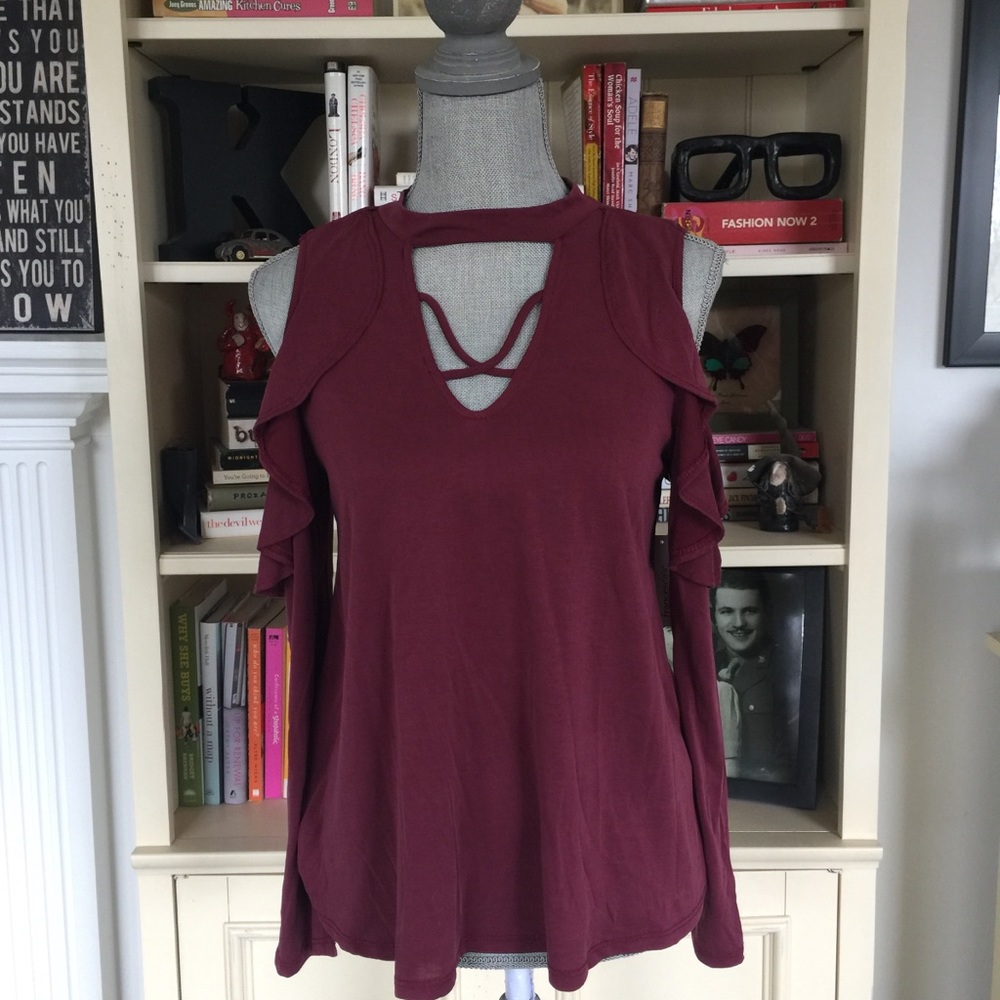 NWT Francesca’s -Alya- Cold Shoulder Top